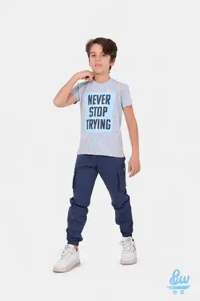 طقم تيشيرت بطبعة Never Stop Trying وبنطلون جوجر كارغو أولادي قطن من VIOLA – قطعتان – كود 5831